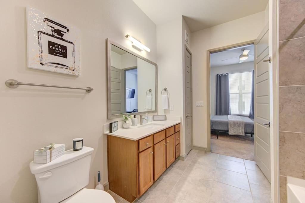 Fancy Apt Downtown. Pool. Gym. Lounge. Pet Ok Хюстън Екстериор снимка